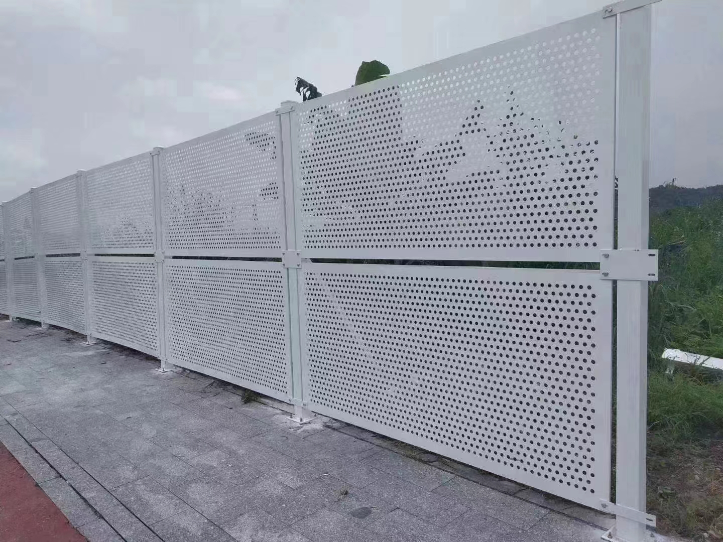 PVC工地圍擋耐用性探析：抗候、抗沖擊、抗化學(xué)品等優(yōu)勢(shì)【旭東鋼構(gòu)圍擋】
